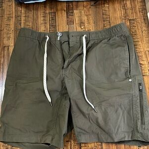 Vuori green ripstop shorts large